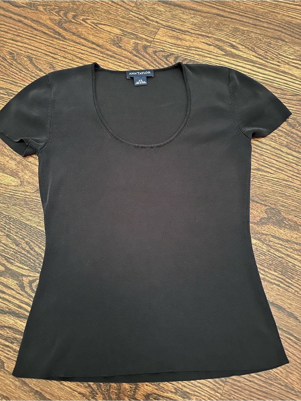 Ann Taylor Black Scoop Neck Short Sleeve Tee 100% silk XS